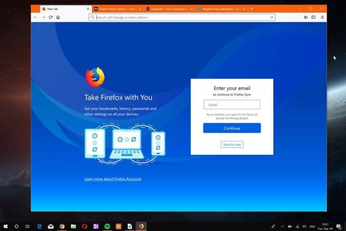 Mozilla今日面向所有支持的桌面平臺發(fā)布了Firefox 62正式版，雖然舊版本目前仍未開放升級通道，但心急的用戶可以前往服務(wù)器下載最新版本。新版Firefox強(qiáng)化了同步功能，允許用戶斷開服務(wù)移除收藏夾、訪問歷史、密碼、cookies和緩存等數(shù)據(jù)。   此外，在“漢堡”菜單中新增了追蹤保護(hù)的開關(guān)，在 開發(fā) 者工具中引入了三個面板的窗口查看器。對于普通用戶來說，最為重要的改進(jìn)是新標(biāo)簽的配置，自該版本開始新標(biāo)簽頁可以配置顯示熱門 網(wǎng)站 、高亮、Pocket數(shù)據(jù)，以及選擇多少行數(shù)據(jù)顯示等等。   新版本中最為實(shí)用的改進(jìn)是位于地址欄右側(cè)的“ Clear Site Data and Cookies”選項，能允許用戶為已經(jīng)加載的網(wǎng)站刪除數(shù)據(jù)。這意味著該頁面的數(shù)據(jù)能夠輕松刪除，而不需要清除整個瀏覽會話。