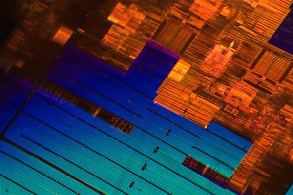 Intel九代酷睿來襲，AMD二代銳龍或?qū)蕚浣祪r